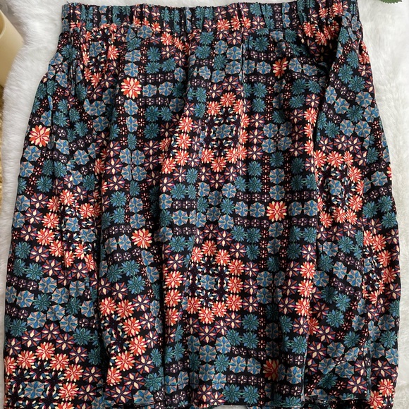 Like New TOPSHOP FLORAL PATTERN MULTI COLORED MINI SKIRT SZ 4 aprox 16 1/4” long - Picture 4 of 4